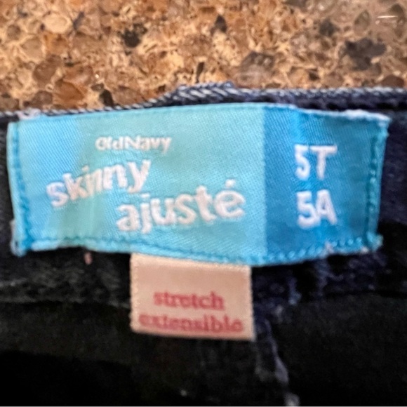 OLD NAVY, GIRLS STRETCH, SKINNY JEANS. SIZE 5T. BABY GAP SHIRT, SIZE 5T. - Picture 6 of 8